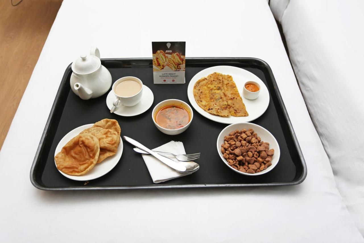 Hotel Moments à Lucknow Extérieur photo